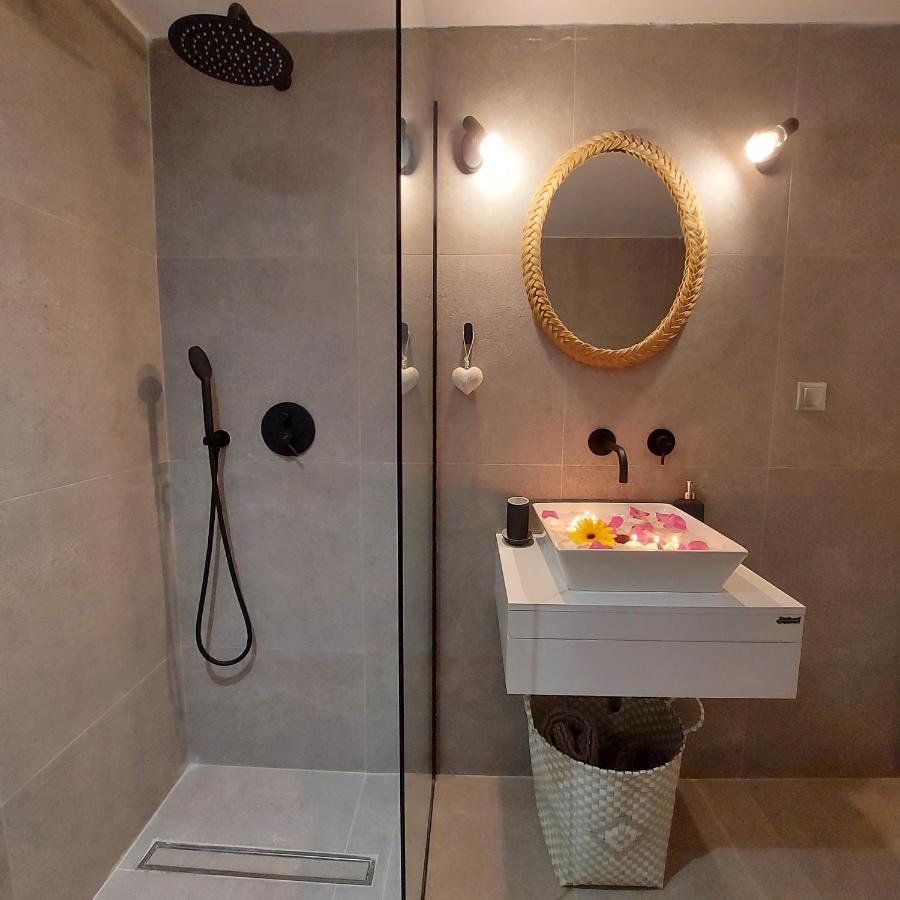 Onar Beachfront Residence, Loutraki ภายนอก รูปภาพ